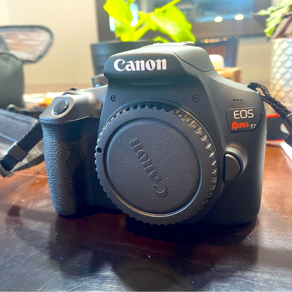 Canon EOS Rebel T7 Camera Kit